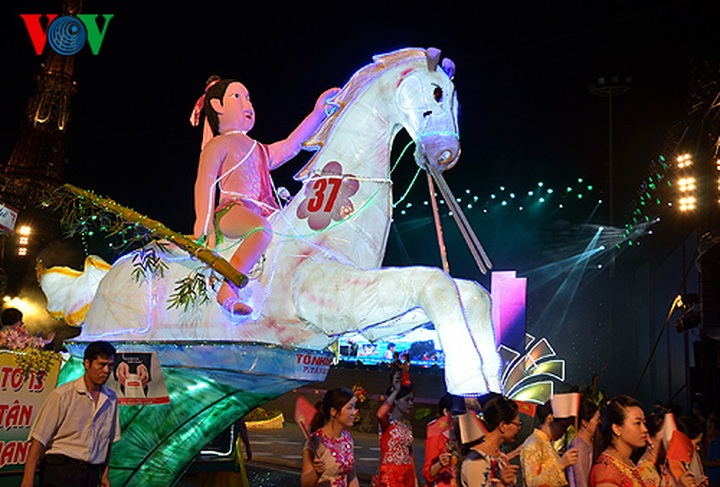 Giant lantern parade celebrating Full-Moon Festival - 15