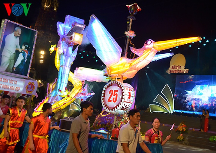 Giant lantern parade celebrating Full-Moon Festival - 16
