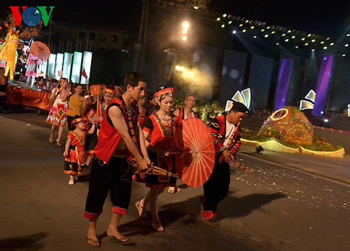 Giant lantern parade celebrating Full-Moon Festival - 18