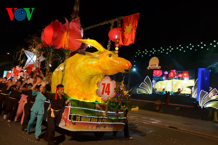 Giant lantern parade celebrating Full-Moon Festival - 2