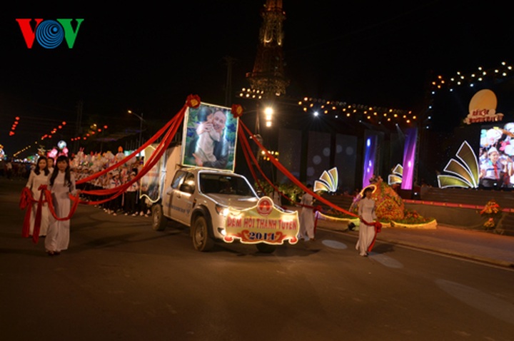 Giant lantern parade celebrating Full-Moon Festival - 25