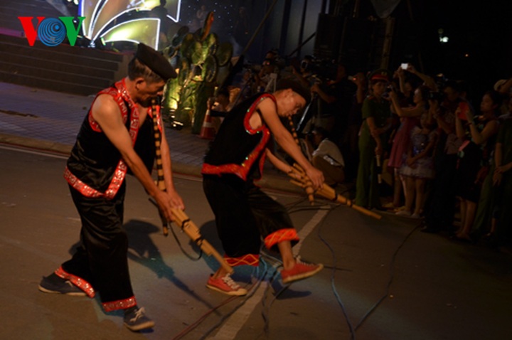 Giant lantern parade celebrating Full-Moon Festival - 28