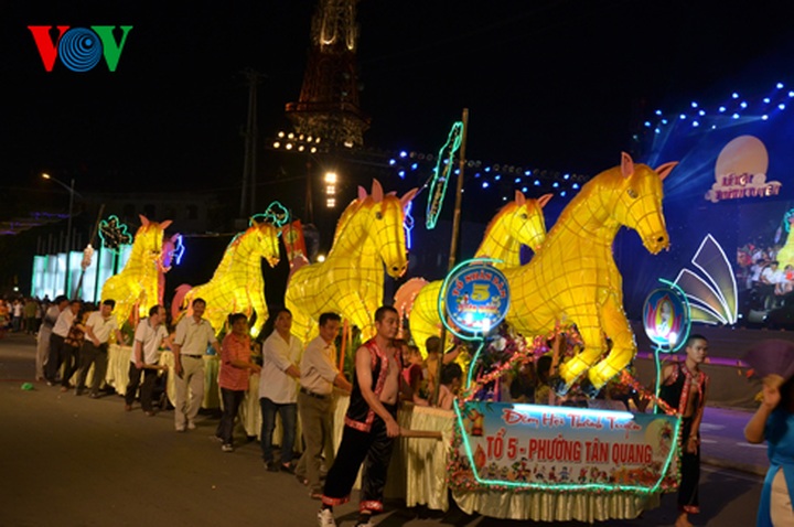 Giant lantern parade celebrating Full-Moon Festival - 31
