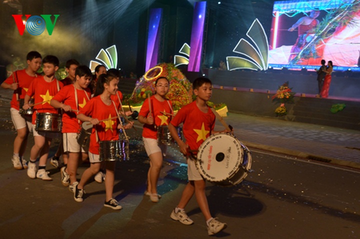 Giant lantern parade celebrating Full-Moon Festival - 34