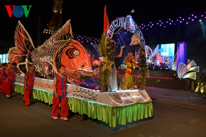 Giant lantern parade celebrating Full-Moon Festival - 38