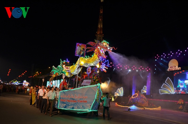 Giant lantern parade celebrating Full-Moon Festival - 39