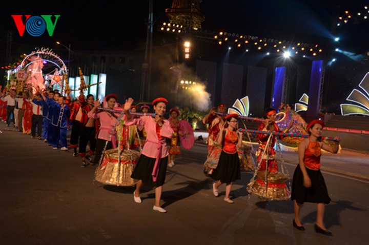 Giant lantern parade celebrating Full-Moon Festival - 8