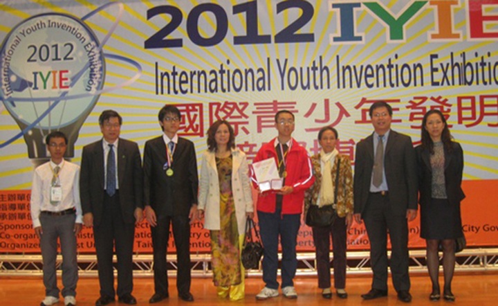 High school pupils touch gold at international invention exhibition - 1