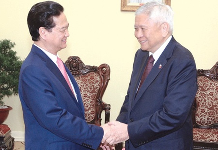 PM Dung welcomes Philippine Foreign Minister to Vietnam - 1