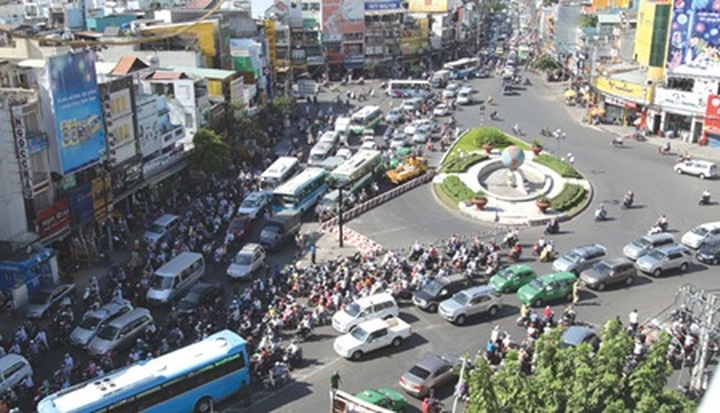 Radical plan to restrict personal vehicles in HCM City - 1