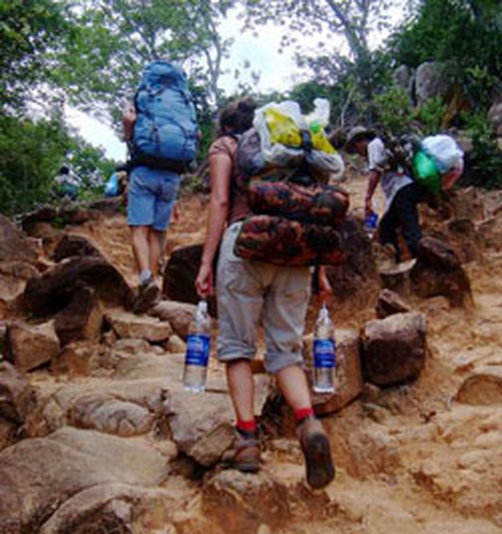 Tourists discover nature on trek through national park - 3
