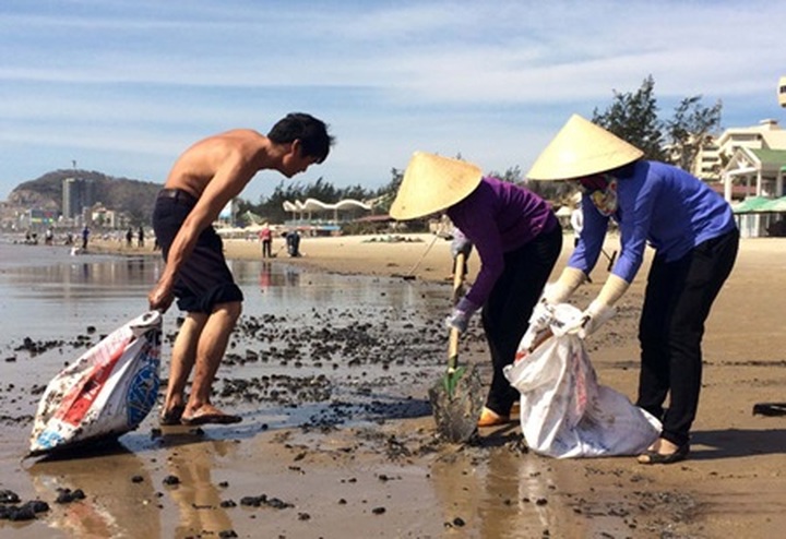 Oil slicks reappear in Vung Tau - 1