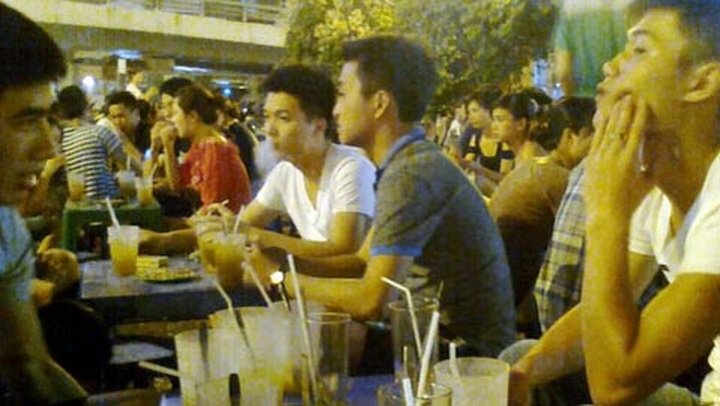 Street-side stalls flourish in Hanoi - 1