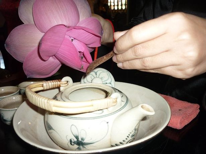 Young people drawn to lotus tea from West Lake - 1 Young people drawn to lotus tea from West Lake - 1