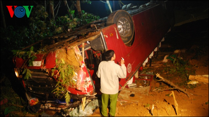 Tragic car accident kills 7, injures dozens in Lao Cai - 1