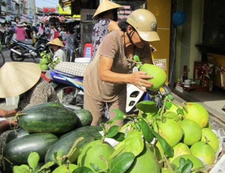 Doan Ngo Festival triggers higher fruit and flower prices - 1 Doan Ngo Festival triggers higher fruit and flower prices - 1