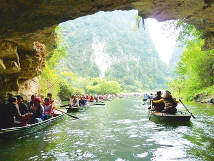 Trang An complex opens new waterway for tourists - 1