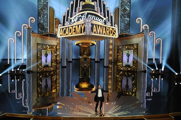 Oscars kicks off with laughs as 'Artist' eyes gold - 1