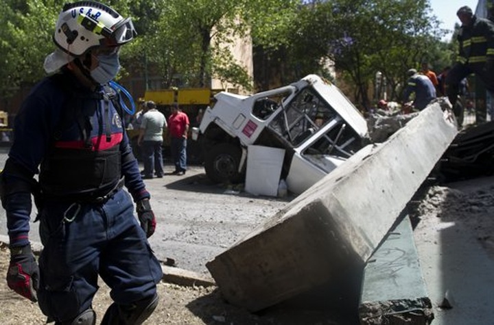 Panic as powerful quake hits Mexico - 1