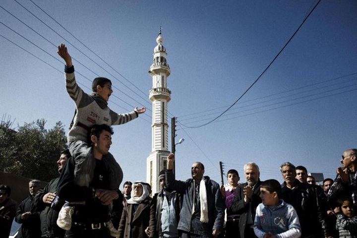 Mortar fire kills 105 in Syrian "massacre": rights group - 1