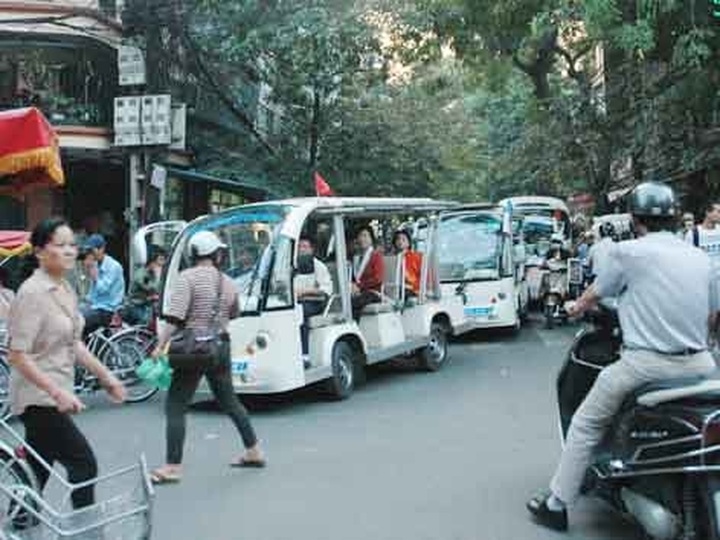 Electric cars cause traffic problem in Old Quarter - 1 Electric cars cause traffic problem in Old Quarter - 1