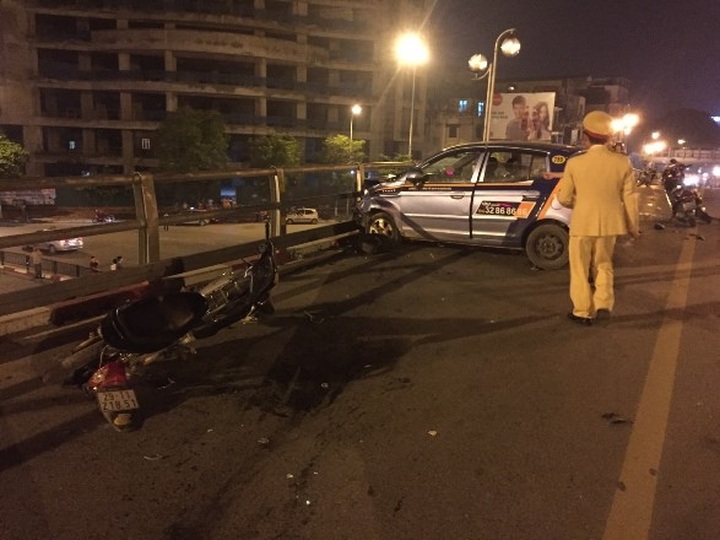 Taxi driver jumps from overpass after hitting seven motorbikes - 4 Taxi driver jumps from overpass after hitting seven motorbikes - 4