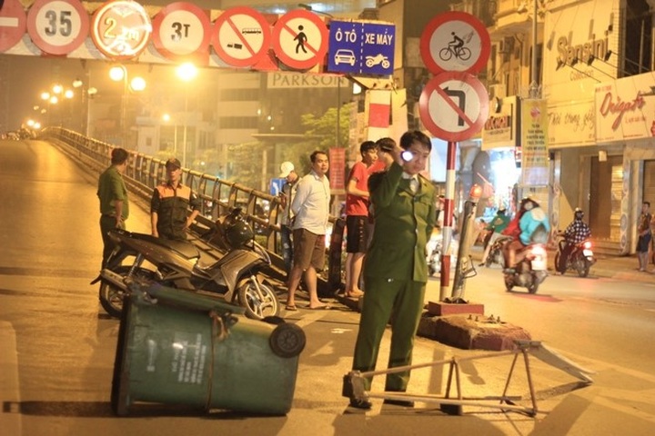 Taxi driver jumps from overpass after hitting seven motorbikes - 6 Taxi driver jumps from overpass after hitting seven motorbikes - 6