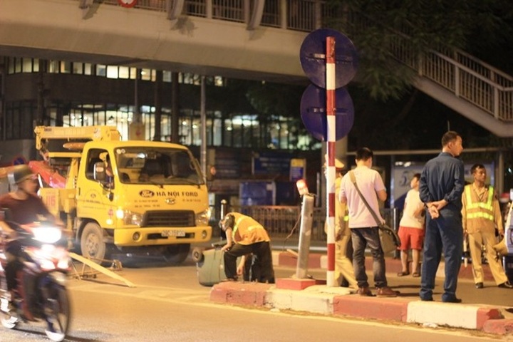 Taxi driver jumps from overpass after hitting seven motorbikes - 7 Taxi driver jumps from overpass after hitting seven motorbikes - 7