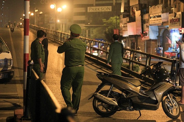 Taxi driver jumps from overpass after hitting seven motorbikes - 8 Taxi driver jumps from overpass after hitting seven motorbikes - 8