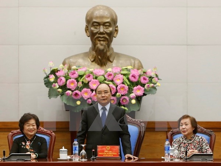 Prime Minister meets Vu A Dinh scholarship fund managers - 1