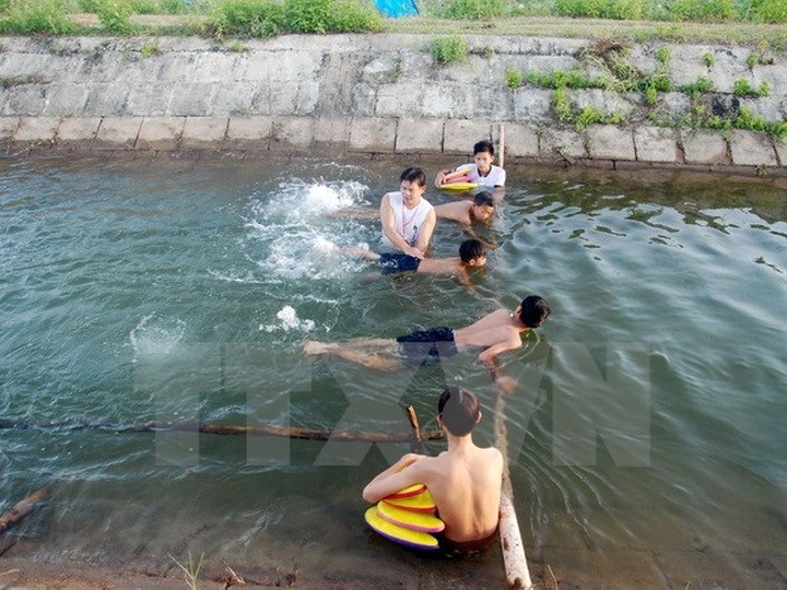 Project teaches swimming to thousands of kids in Thua Thien – Hue - 1