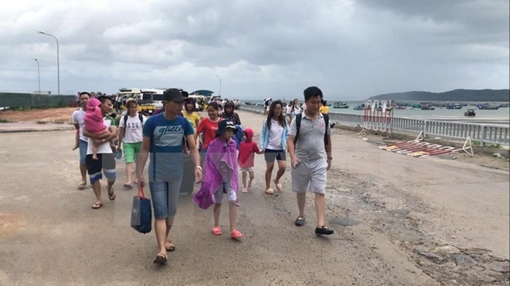 Cô Tô tourists return to mainland after storm - 1