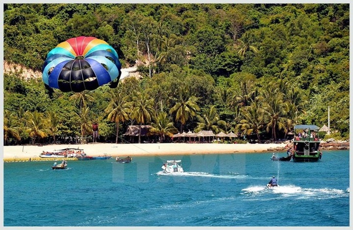 Vietnam strives to develop brand for sea-island tourism - 1