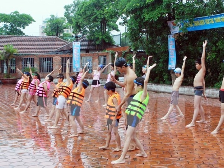 Da Nang works to teach children to swim - 1