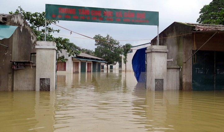 OVs make donations to help flood victims in central region - 1