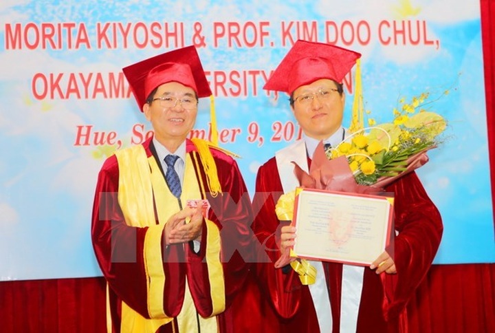 Hue University presents honorary title to Japanese professors - 1 Hue University presents honorary title to Japanese professors - 1