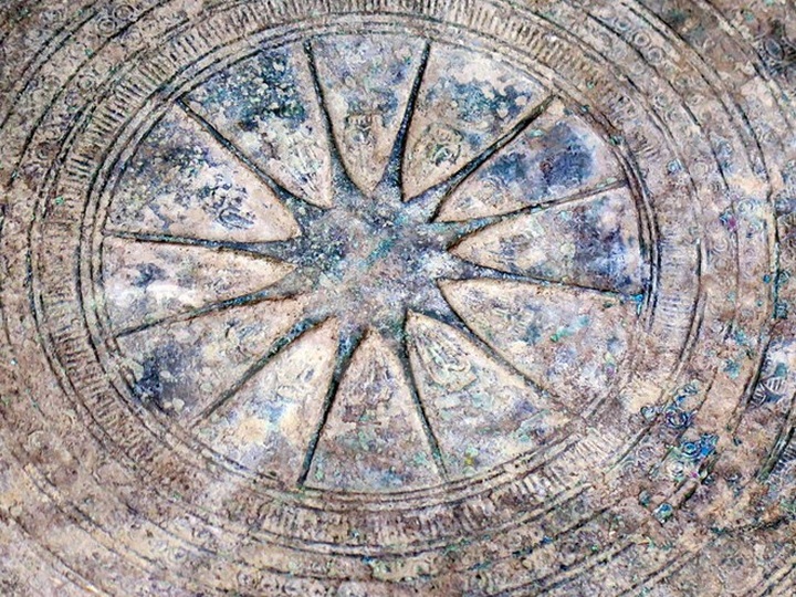 Ancient bronze drum found in Dien Bien - 2