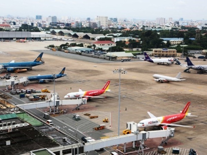 Vietnamese airlines raise flight prices - 1