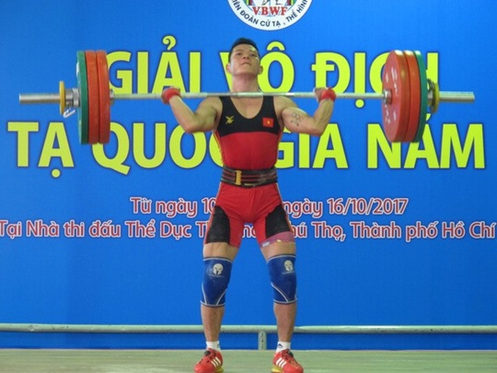 Tuấn wins 56kg category at national weightlifting event - 1