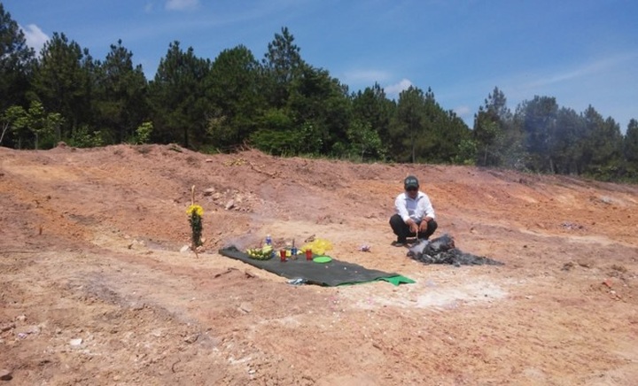 Archaeologists want to excavate bulldozed Hue royal tomb site - 1