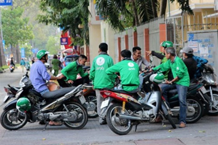 Police open fire at HCM City motorbike taxi fight - 1