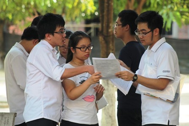 Students turn away from education training universities - 1