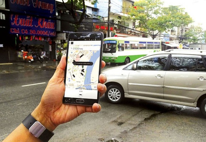 HCM City taxi firms cut 3,000 cars - 1