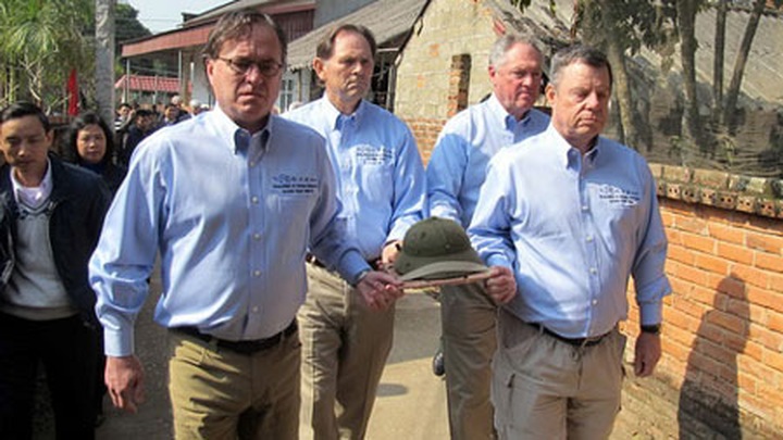 American veteran returns war momento - 1