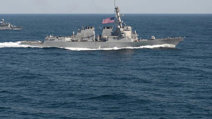 US warship sails near illegally built islands on East Sea - 1