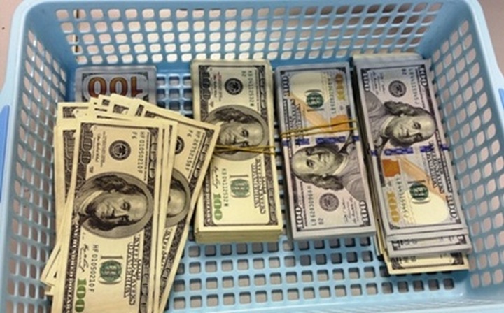 Two passengers held for carrying foreign currency illegally - 1 Two passengers held for carrying foreign currency illegally - 1