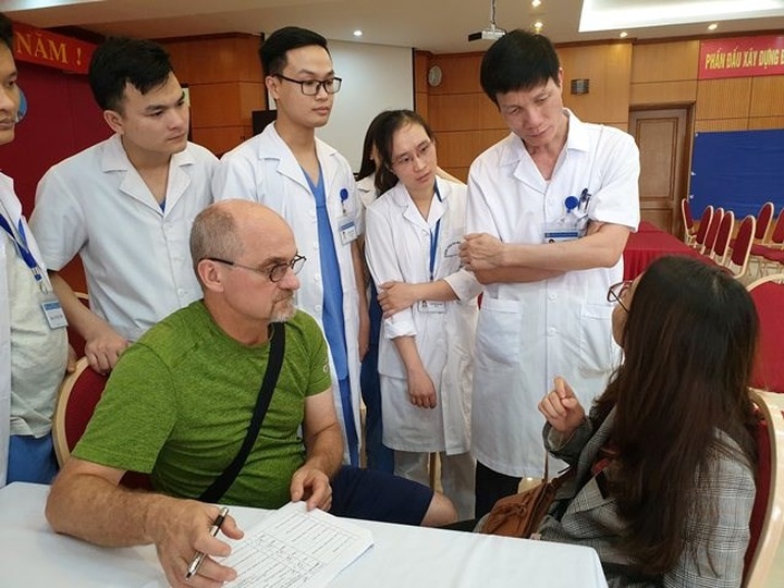 US experts provide plastic surgery for Vietnamese patients - 1 US experts provide plastic surgery for Vietnamese patients - 1