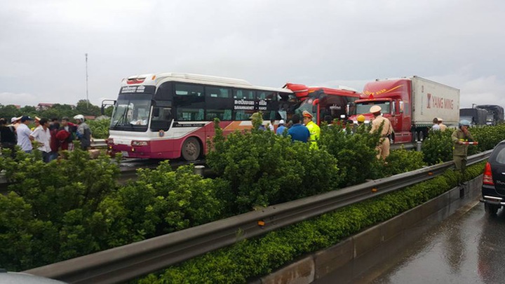 Over ten injured after two buses collided in Hanoi - 3