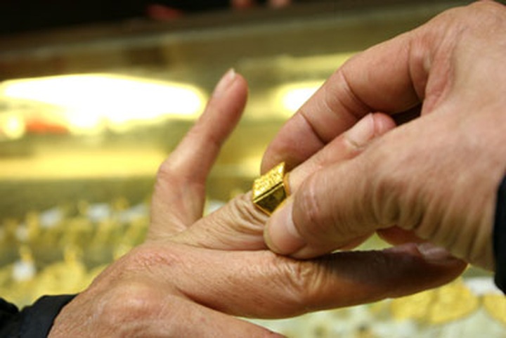 Gold hits new low in Vietnam - 1