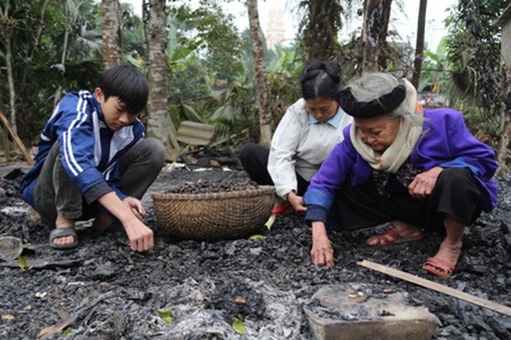 Desperate life of poor family after their house burned - 1